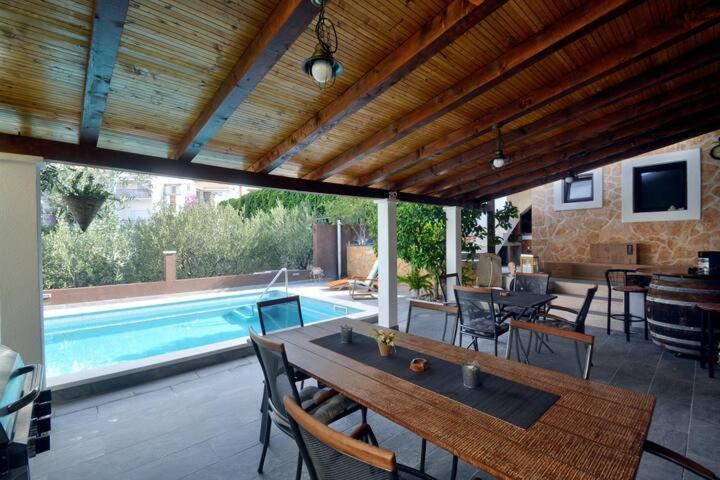Villa Vlade- From The Heated Pool To The Beach In 1 Minute Jesenice  Eksteriør bilde